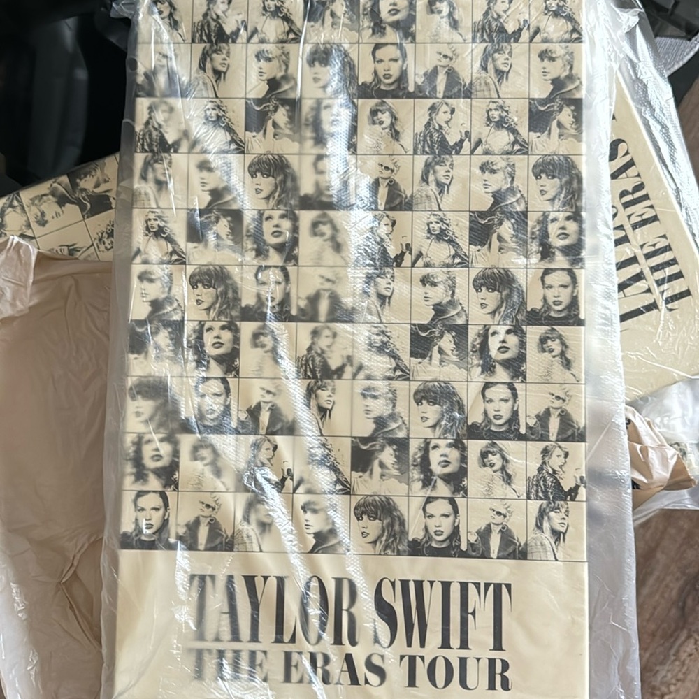 Eras VIP new international box with items